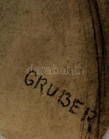 Gruber jelzéssel: Női portré. Szén, papír, apró szakadással, 48×32 cm