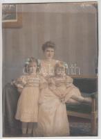 cca 1900 Anya lányaival, színezett fotó, 21x15 cm