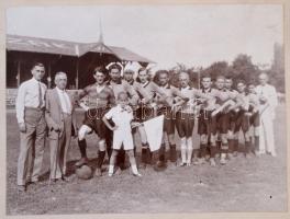 1929 Focisták a pályán, kartonra kasírozott fotó, 17x22,5 cm