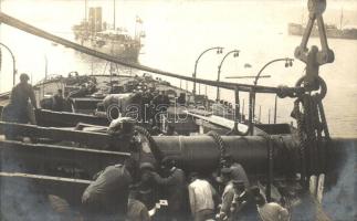 30,5 cm-es löveg felszerelése egy osztrák-magyar hadihajóra, háttérben az SMS Aspern védett cirkáló / mounting a 30,5 cm gun in an Austro-Hungarian warship, SMS Aspern protected cruiser on the background, photo Alois Beer