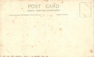 30,5 cm-es löveg felszerelése egy osztrák-magyar hadihajóra, háttérben az SMS Aspern védett cirkáló ...