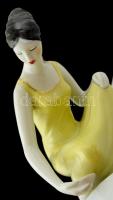 Hollóházi vizet merítő nő, kézzel festett, jelzett, kis kopásnyomokkal, m: 16,5 cm