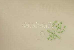 Hollóházi vizet merítő nő, kézzel festett, jelzett, kis kopásnyomokkal, m: 16,5 cm