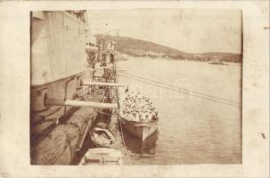 Radetzky-osztályú csatahajó 100 mm-es lövegei, csónak matrózokkal / Radetzky class pre-dreadnought battleship, 100 mm guns, boat with Austro-Hungarian Navy mariners, photo (EK)