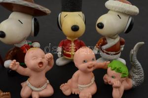 Kis játék tétel: 5 db Snoopy figura + 5 db baba és sellőfigura hőre színét változtató pelenkával és ...