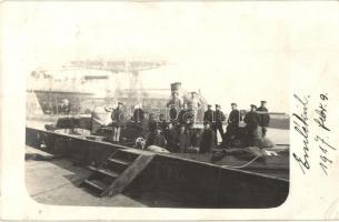 1917 Osztrák-magyar tengerészek csoportképe torpedórombolón / Austro-Hungarian Navy mariners on a torpedoboat, group photo (EK)