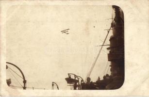 I. világháborús hidroplán hadihajó fedélzetéről fényképezve / WWI seaplane photographed from a battleship, photo