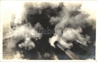 Kaliberschuss aus 24 cmt. Geschütz / 24 cm gun firing on a battleship, phot. Alois Beer (EK)