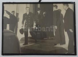 cca 1940 Horthy Miklós kormányzó feleségével ünnepségen és leventék gyűrűjében  Üvegezett keretben, ...