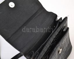 Lakkbőr hatású fekete, többrekeszes női táska, mágneses patenttal záródik, jó állapotban, 18x21x8 cm