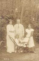 1914 Abbazia, családi csoportkép az erdőben babakocsival / family with baby carriage, group photo; Atelier Müller