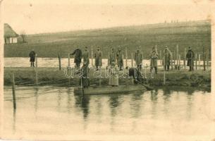 1916 K.u.K. katonák drótakadályokat építenek egy folyó fölé / Herstellung von Draht-Hindernissen über einen Fluss / WWI K.u.K. military, production of wire obstacles over a river