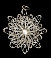 Ezüst(Ag) filigrán virágos medál, jelzett, nettó: 5,8 g