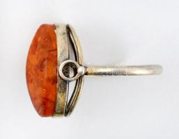 Ezüst(Ag) gyűrű borostyán kővel, jelzett, méret: 58, bruttó: 3,7 g