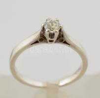 Ezüst(Ag) gyűrű, apró kővel, jelzett, méret: 53, bruttó: 2,2 g