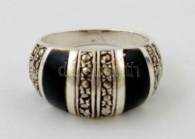 Ezüst(Ag) gyűrű, ónix, markazit berakással, jelzett, méret: 62, bruttó: 7,4 g