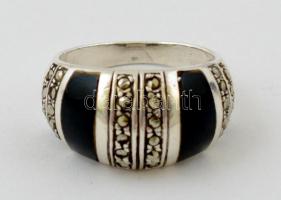 Ezüst(Ag) gyűrű, ónix, markazit berakással, jelzett, méret: 62, bruttó: 7,4 g