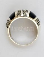 Ezüst(Ag) gyűrű, ónix, markazit berakással, jelzett, méret: 62, bruttó: 7,4 g