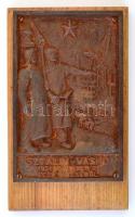 1951 Öntöttvas kisplasztika a sztálinvárosi Sztálin Vasmű első öntéséből (1956. nov. 7.), fa talapzaton, 25×15 cm