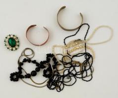 Bizsu tétel: karperecekkel, nyakláncokkal, brossal, gyűrűvel, 9 db