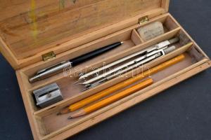Fa iskolai tolltartó, benne iskolai eszközökkel: ceruza, körző, radír, faragó, toll, 22x9x3 cm