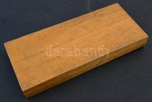 Fa iskolai tolltartó, benne iskolai eszközökkel: ceruza, körző, radír, faragó, toll, 22x9x3 cm