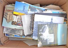 1.000-1.500 vegyes modern képeslap karton dobozban
