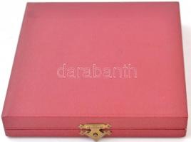 DN "Karcag" Br emlékplakett dísztokban, zománcozott kitűzővel (82mm) T:1-