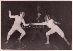 cca 1950 Kardvívó verseny, Nemzetközi női kardvívó verseny a Sportrcsarnokban, a hátán felíratozva, Sima Andor-Magyar Fotó, pecséttel jelzett fotó, 12x18 cm.