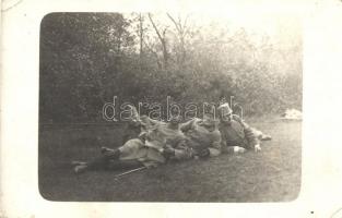 3 db RÉGI katonai csoportképes képeslap, ebből 2 fotó, vegyes minőségben / 3 pre-1945 military postc...