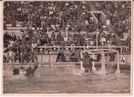 1936 Magyarország-Jugoszlávia vizilabda mérkőzés, berlini olimpia, sajtófotó, a hátoldalán feliratozva, phot. Scherl Bilderdienst, pecséttel jelzett, 18x24 cm./ 1936 Hungary-Jugoslavia water polo match, Summer Olympic Games of Berlin, with writings in the back, photo Scherl (Bilderdienst), signed with stamp, 18x24 cm.