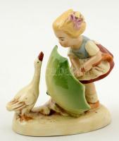Esernyős kislány libával, német figurális porcelán, kézzel festett, jelzés nélkül, kis kopásnyomokkal, m: 12,5 cm