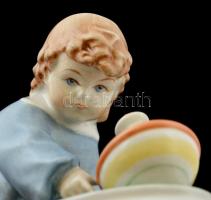 Zsolnay búgócsigás kisfiú, kézzel festett, jelzett, apró kopásnyomokkal, m: 12,5 cm