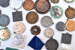 40db-os vegyes sportérem tétel, közte 1926. "Budapesti Labdarúgó Szövetség" fém emlékérem ...