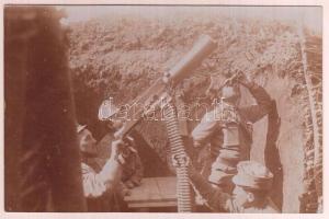 cca 1914-1918 Schwarzlose M1907/12 géppuska és kezelőszemélyzete, I. világháború, a hátoldalon felirattal: Vadászat gépfegyverrel egy orosz repülőre, 9x14 cm.