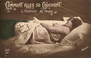 Comment elles se couchent, Lingenue: En Révant erotic postcard with lady in bed, Idéa 621 s: Boulanger (EK)