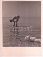 cca 1960 Cserbenhagyás - Kaucsukfájdalom. Jelzés nélküli vintage fotóművészeti alkotás. 18x24 cm