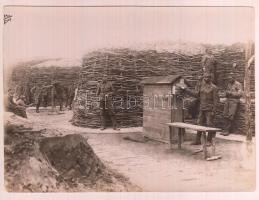 cca 1914-1918 Tábori élet a harcok szünetében, előtérben egy tábori postát feladó bakával, I. világháború, 11x15 cm.