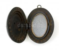 cca 1830 Fényképtartó medál, faragott virág díszítéssel, 4x3,5 cm