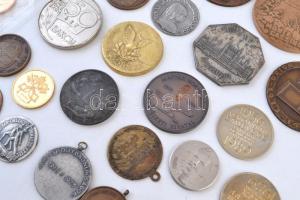 24db-os vegyes magyar és külföldi emlékérem és plakett, közte 1960. "Orion Rádió-Televízió 1913...