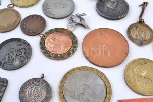 31db-os vegyes főként magyar sportérem és jelvény tétel, közte 1948. "Pesti Hazai Első Takarékp...