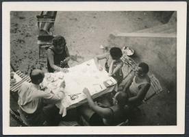 cca 1932 Kinszki Imre (1901-1945): Kártyaparti a strandon, jelzés nélküli vintage fotó a szerző hagyatékából, 4,4x6,3