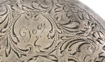 Ezüst (Ag.) púdertartó, fém betéttel, jelzett, vésett, d:7 cm, bruttó:63 g