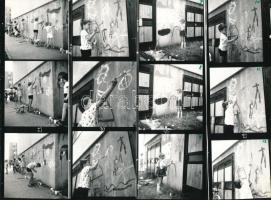 cca 1975 Kecskemét, Széchenyi városi falfestő gyerekek, 12 felvétel közös fotópapíron Vincze János (1922-1998) kecskeméti fotóművész hagyatékából, 18x24 cm