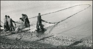 1969 Vincze János (1922-1998): Halászok, pecséttel jelzett, vintage fotóművészeti alkotás, 12x23 cm