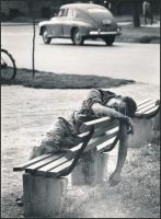 cca 1960 Szeged, másnapos hangulatban, Tatár Tibor jelzés nélküli vintage szociofotója, 24x18 cm