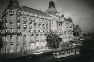 cca 1960 Villamos a Gellért Szálló előtt, jelzés nélküli vintage fotó dr. Csörgeő Tibor (1896-1968) hagyatékából, 10x15 cm