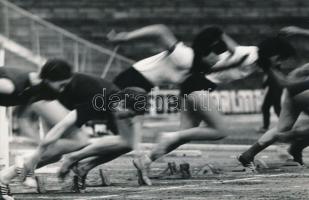 cca 1975 Zsigri Oszkár (1933-?): Start, feliratozott vintage fotóművészeti alkotás, 15,5x24 cm