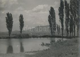 cca 1935 Balatoni tájak, emberek, 3 db vintage fotó, ebből kettő feliratozott, 8,5x11,5 cm és 21x29 cm