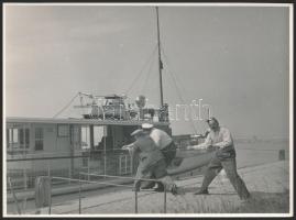 cca 1935 Balatoni tájak, emberek, 3 db vintage fotó, ebből kettő feliratozott, 8,5x11,5 cm és 21x29 ...